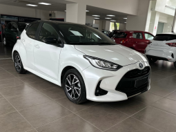 TOYOTA YARIS 1.5 HYBRID full