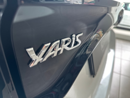 TOYOTA YARIS 1.5 HYBRID full