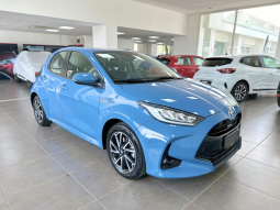 TOYOTA YARIS HYBRID pieno