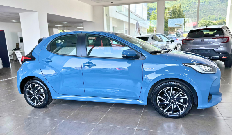 TOYOTA YARIS HYBRID pieno