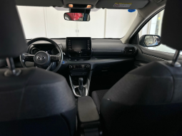 TOYOTA YARIS HYBRID pieno