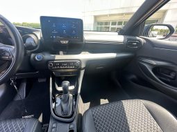 TOYOTA YARIS LOUNGE HYBRID pieno