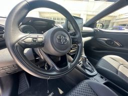 TOYOTA YARIS LOUNGE HYBRID pieno