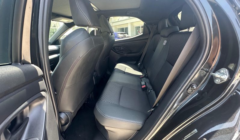 TOYOTA YARIS LOUNGE HYBRID pieno