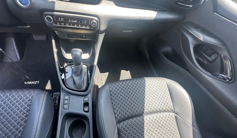 TOYOTA YARIS LOUNGE HYBRID pieno