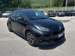 TOYOTA YARIS LOUNGE HYBRID pieno