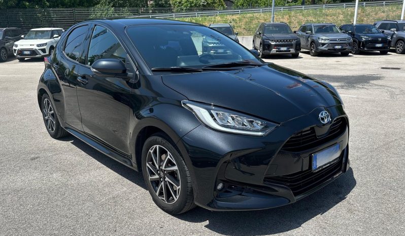 TOYOTA YARIS LOUNGE HYBRID pieno