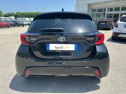 TOYOTA YARIS LOUNGE HYBRID pieno