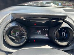 TOYOTA YARIS LOUNGE HYBRID pieno