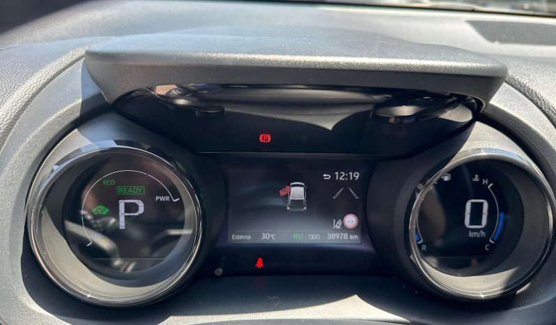 TOYOTA YARIS LOUNGE HYBRID pieno