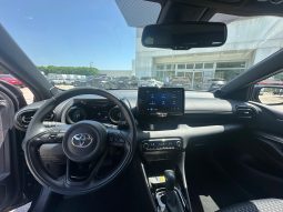 TOYOTA YARIS LOUNGE HYBRID pieno