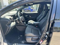 TOYOTA YARIS LOUNGE HYBRID pieno