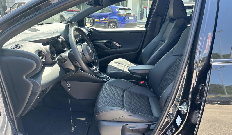 TOYOTA YARIS LOUNGE HYBRID pieno