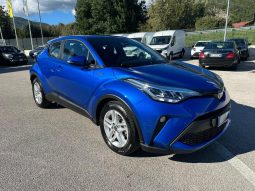 TOYOTA C-HR 1.8 HYBRID ACTIVE – BLU pieno