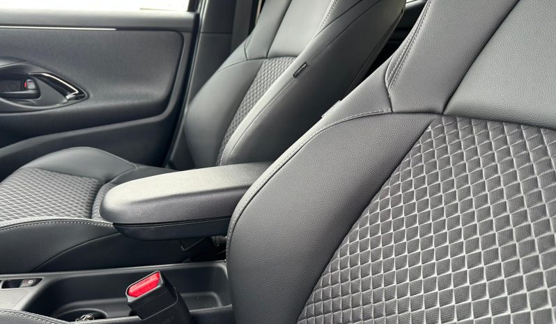 TOYOTA YARIS 1.5 HYBRID LOUNGE – BLACK pieno