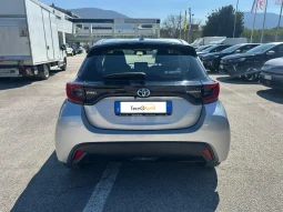 TOYOTA YARIS TREND HYBRID SILVER USATO NOLA AVELLINO pieno