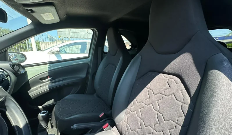 TOYOTA AYGO X BENZINA LOUNGE GREEN USATO NOLA AVELLINO pieno