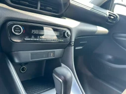 TOYOTA YARIS 1.5 HYBRID TREND SILVER MET USATO NOLA AVELLINO pieno