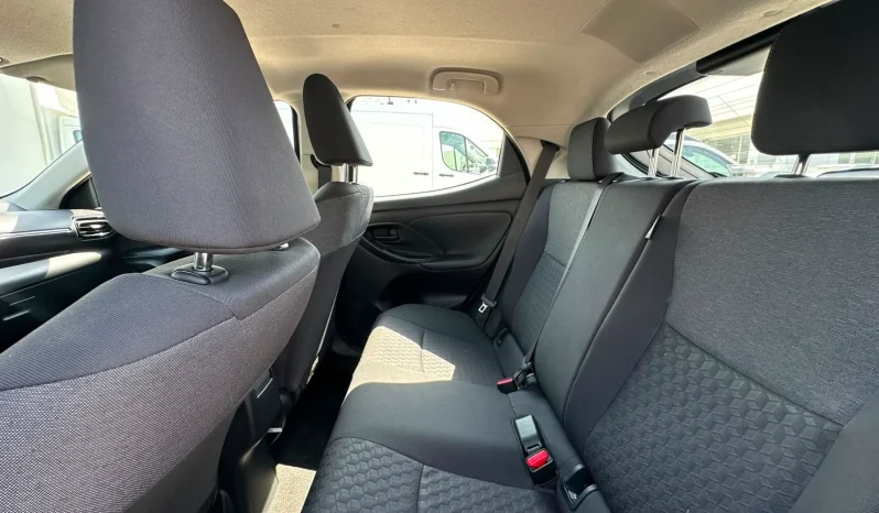 TOYOTA YARIS 1.5 HYBRID TREND SILVER MET USATO NOLA AVELLINO pieno