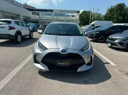 TOYOTA YARIS 1.5 HYBRID TREND SILVER MET USATO NOLA AVELLINO pieno