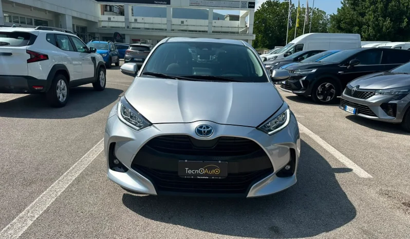 TOYOTA YARIS 1.5 HYBRID TREND SILVER MET USATO NOLA AVELLINO pieno