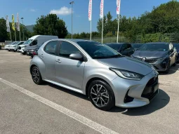 TOYOTA YARIS 1.5 HYBRID TREND SILVER MET USATO NOLA AVELLINO pieno
