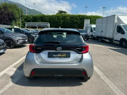 TOYOTA YARIS 1.5 HYBRID TREND SILVER MET USATO NOLA AVELLINO pieno