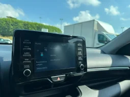 TOYOTA YARIS 1.5 HYBRID TREND SILVER MET USATO NOLA AVELLINO pieno